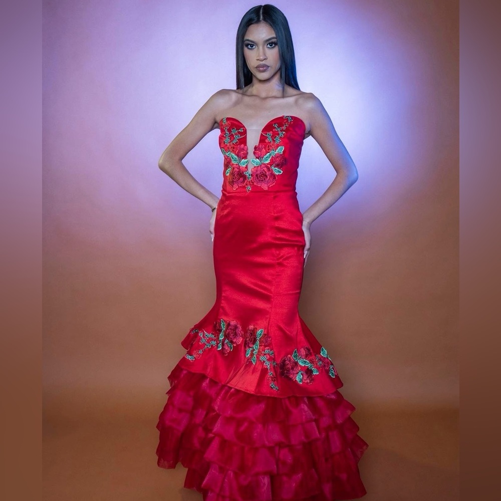 Elegant Red Strapless Dress with Floral Embroidery